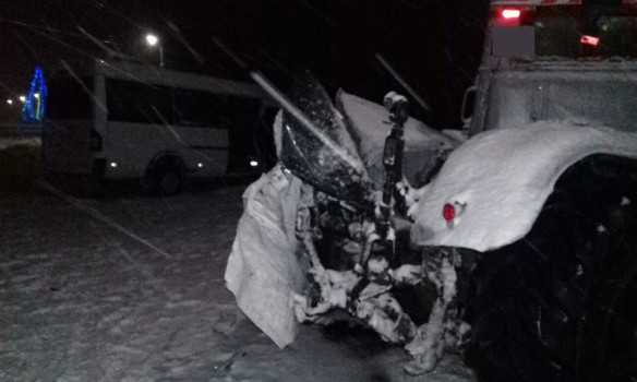 Под Сумами пассажирский автобус протаранил снегоуборочный трактор