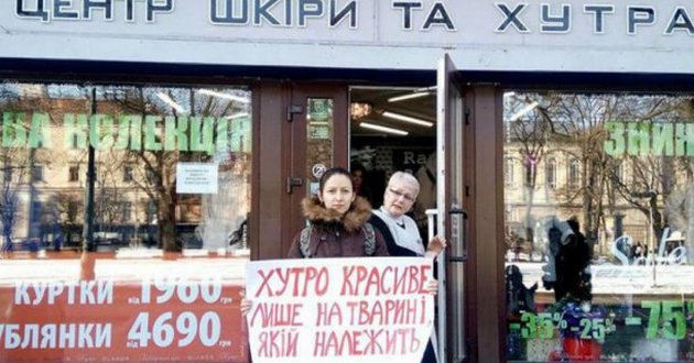 Во львовском магазине продавец пригрозила активистам Путиным. ВИДЕО