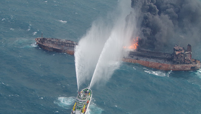 Нефтяное пятно от затонувшего танкера в Восточно-Китайском море выросло втрое