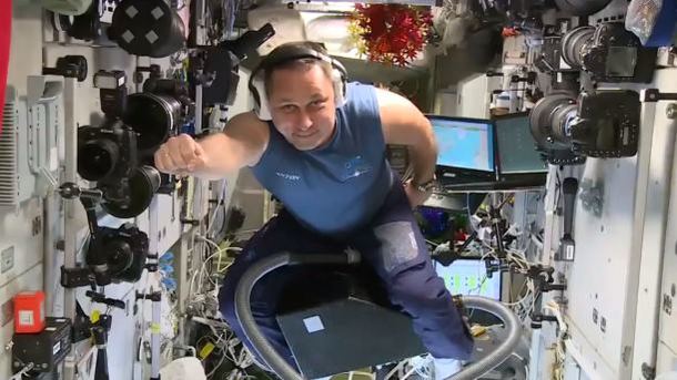 Российский космонавт в космосе полетал на пылесосе: опубликовано видео