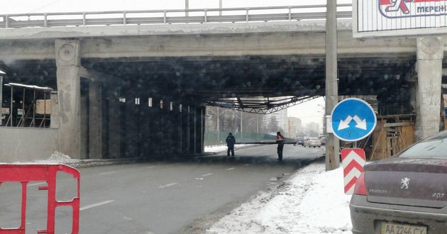 В Киеве «устал» еще один мост: обрушилась часть конструкции. ФОТО