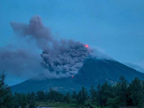 Филиппины в напряжении: произошло извержение вулкана