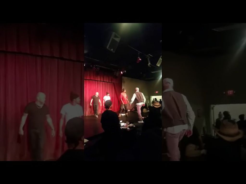 В США во время шоу зритель пытался избить комика микрофонной стойкой. ВИДЕО
