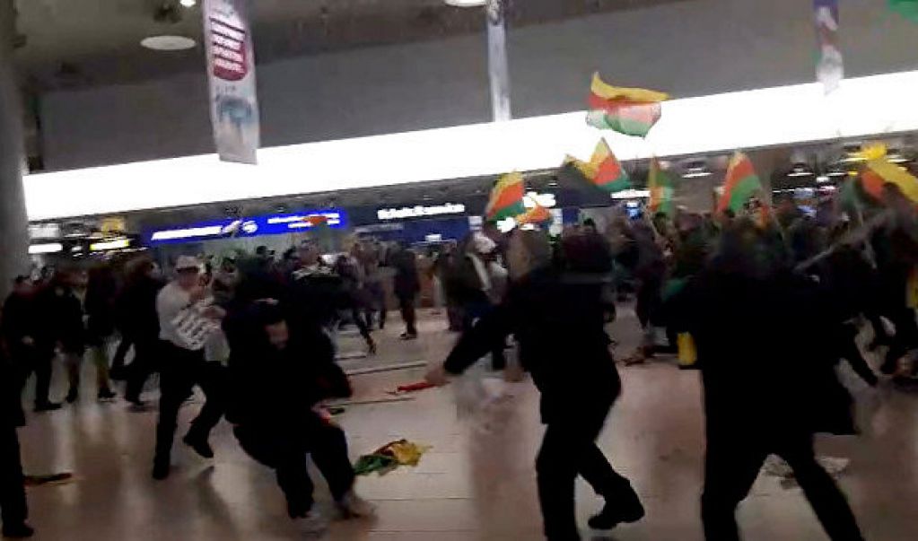 В аэропорту Ганновера мирная акция переросла в массовое побоище турков с курдами