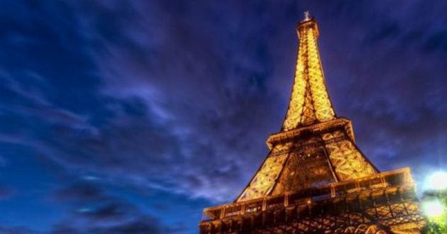 Париж уходит под воду: яркие кадры подтопленой Эйфелевой башни. ФОТО