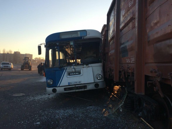 ДТП под Одессой: пассажирский автобус попал под колеса поезда. ФОТО