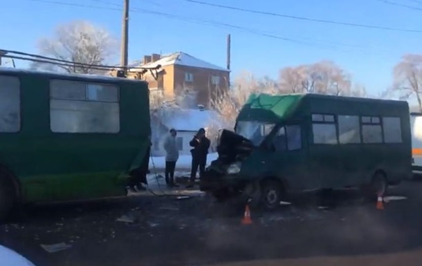 Страшное ДТП в Чернигове: маршрутка протаранила троллейбус, пострадавшие в тяжелом состоянии