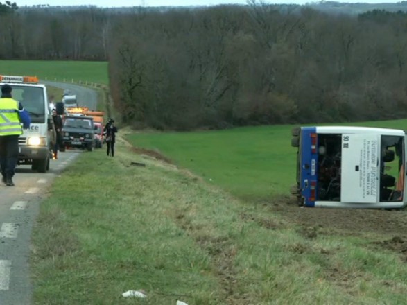 ДТП во Франции: школьный автобус столкнулся с автомобилем, пострадали 22 ребенка 