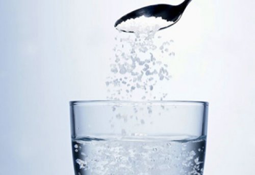 Поставьте стакан воды с солью в доме и, удивитесь, что произойдет через сутки