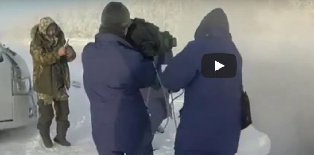 Мужчина окунулся в водоем при 60-градусном морозе. ВИДЕО