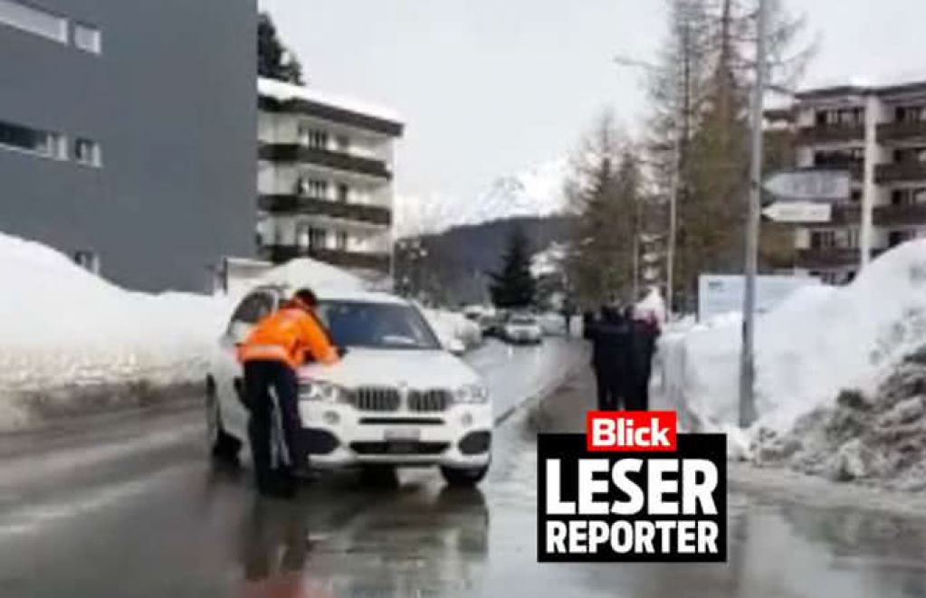 СМИ: В Давосе автомобиль из кортежа Трампа чуть не покалечил полицейского