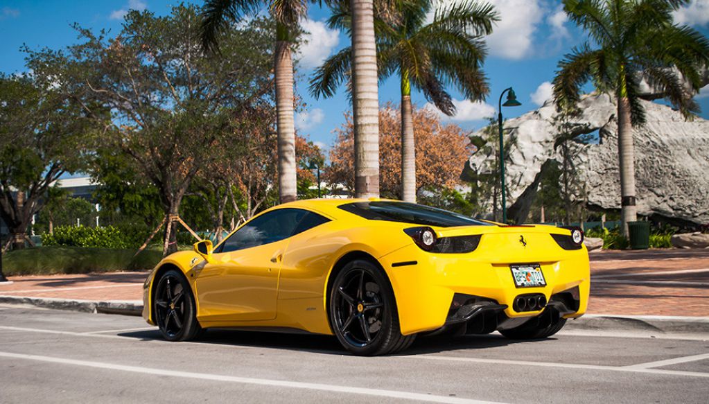 Сексуальная девушка спросила парня, его ли это Ferrari, и он решил пойти ва-банк