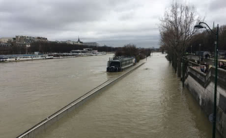 Париж закрывает на неделю 7 станций метро и подсчитывает ущерб от масштабных наводнений