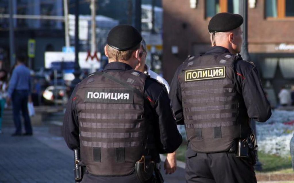 Веселые карусели: видео с копом на капоте порвало сеть