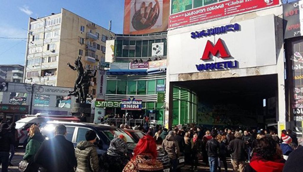 В Тбилиси на станции метро обрушился потолок, есть пострадавшие