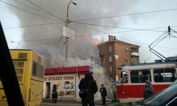 Пожар в Киеве: огнем охвачен цветочный киоск возле метро «Лукьяновская»