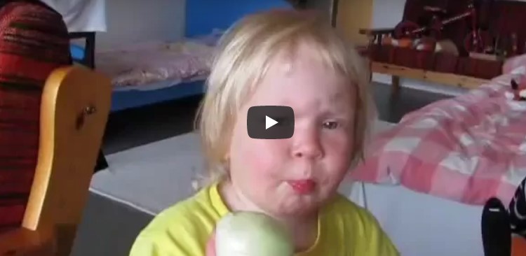 Заплакана дівчинка, яка їсть цибулю, як яблука, стала хітом Мережі. ВІДЕО