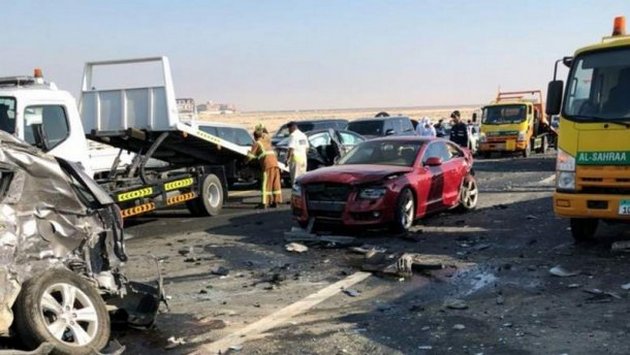 В Арабских Эмиратах на дороге столкнулись почти 50 машин: яркие кадры