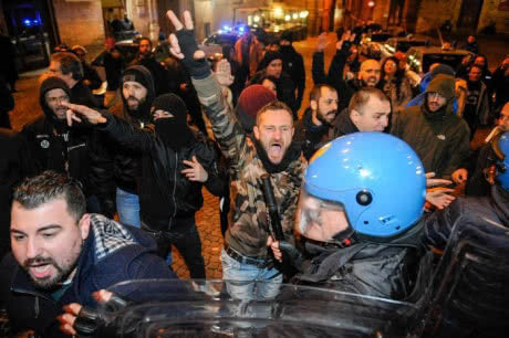 В Италии полиция применила дубинки к протестующим ультраправым 