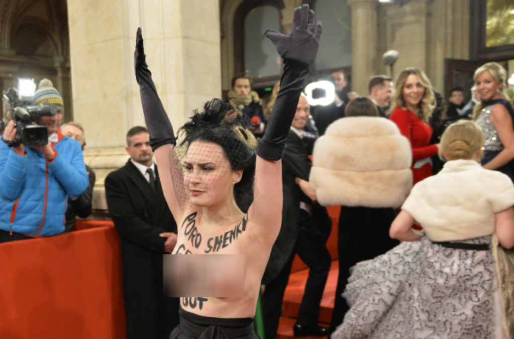 Активистка Femen, обнажившаяся перед Порошенко, прокомментировала слухи о российском после
