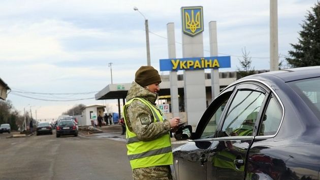 В бусик и домой: украинцев тысячами выдворяют из Европы