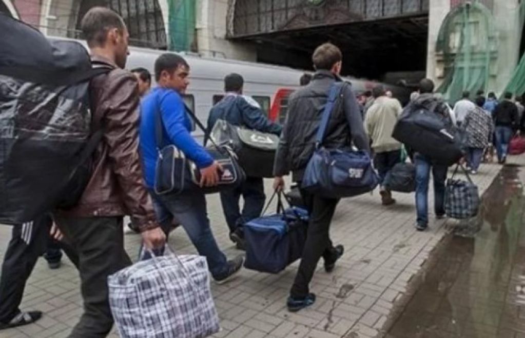 В бусик и домой: украинцев тысячами выдворяют из Европы