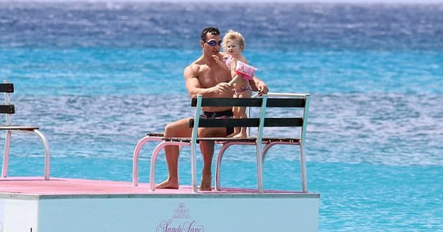 Как Кличко  проводит каникулы с дочкой на Барбадосе. ФОТО