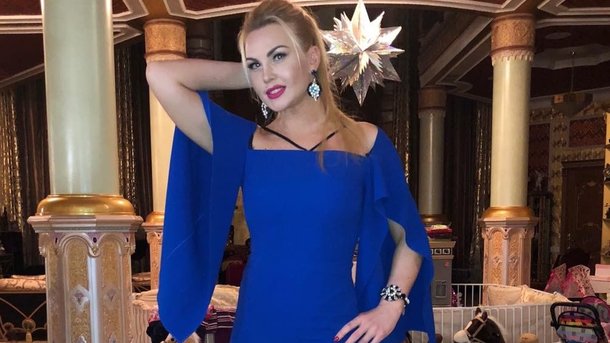 Конфуз в ресторане: певица Камалия выбрала чересчур короткое платье для ужина