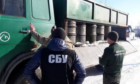 СБУ на Житомирщине поймала 2 служащих воинской части на хищении 50 тонн горючего