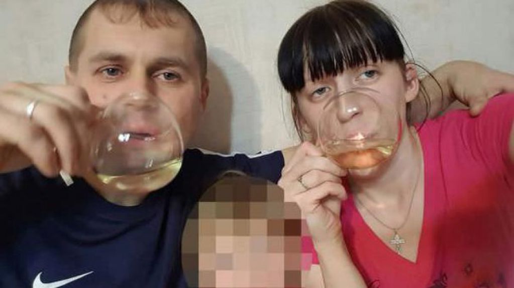 Супруги занялись любовью в прямом эфире на глазах у 3-летней дочери