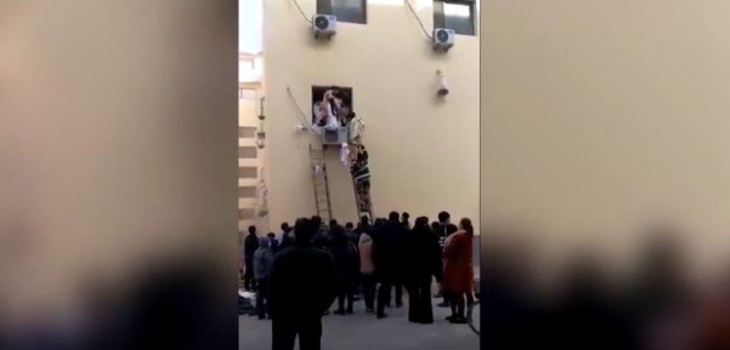 Пожар в бане заставил клиентов вылезать через окно голышом. ВИДЕО
