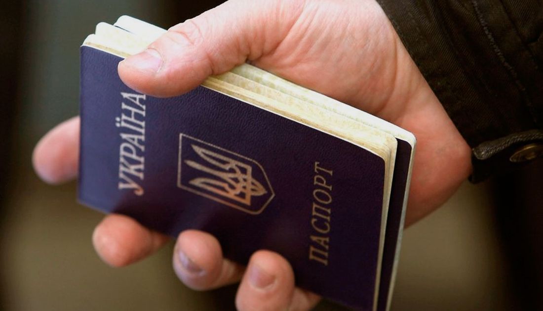 Десятки тысяч человек отказываются от украинского гражданства
