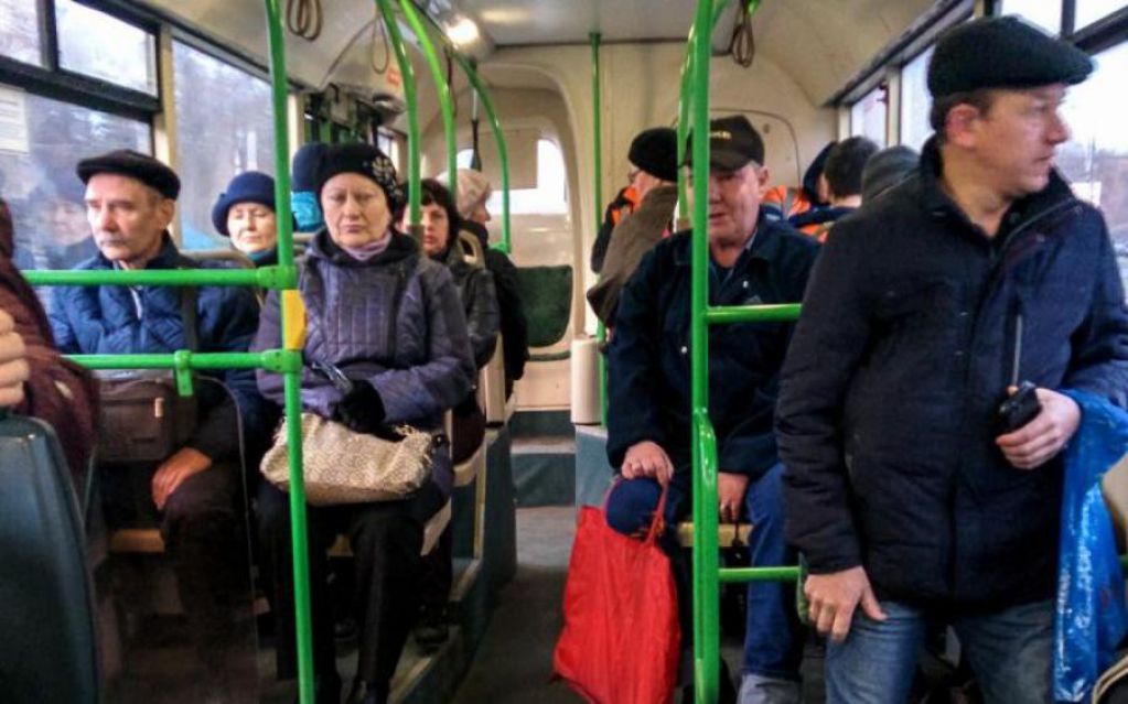 Девушка без головы до мурашек напугала пассажиров