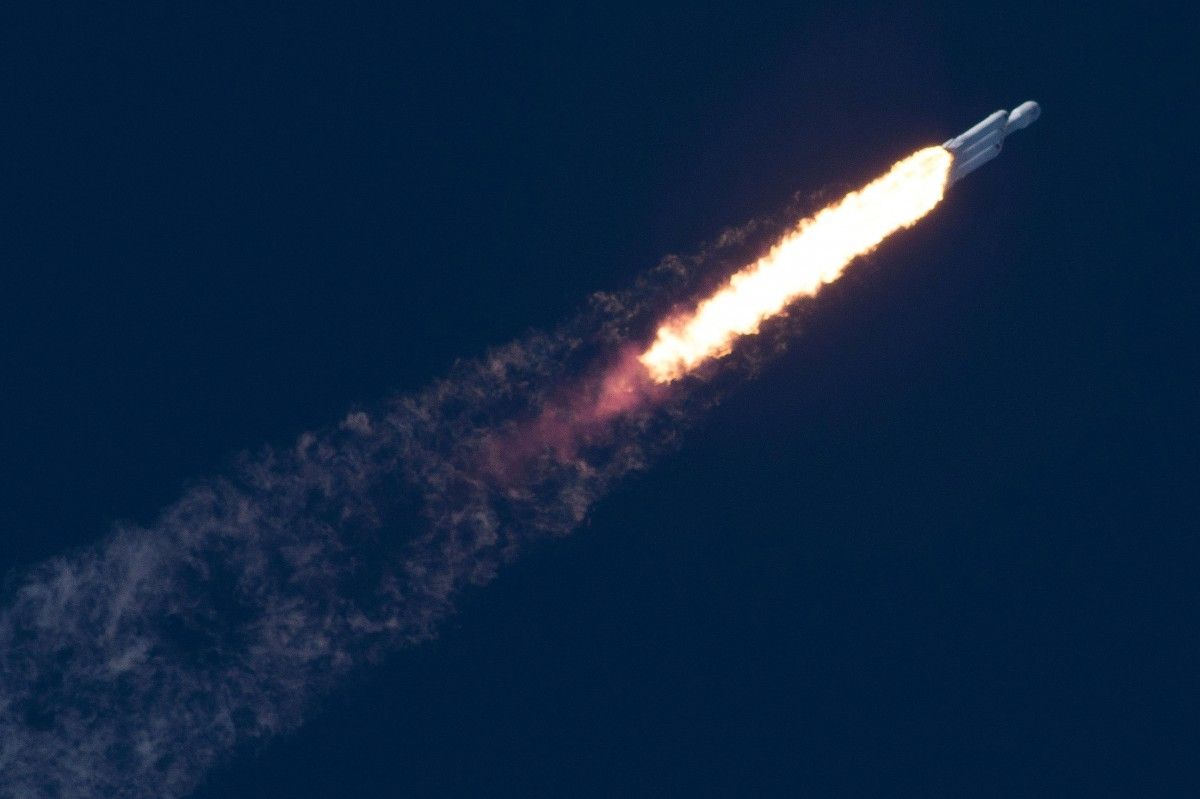 Falcon Маска выведет за пределы земной орбиты атомные часы 