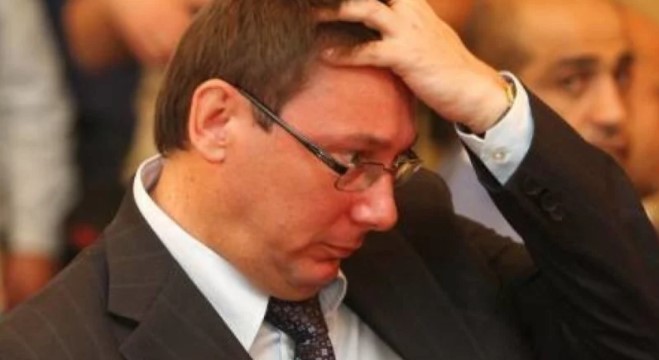 “Может, хоть теперь его уволят”: сеть кипит из-за поступка Луценко