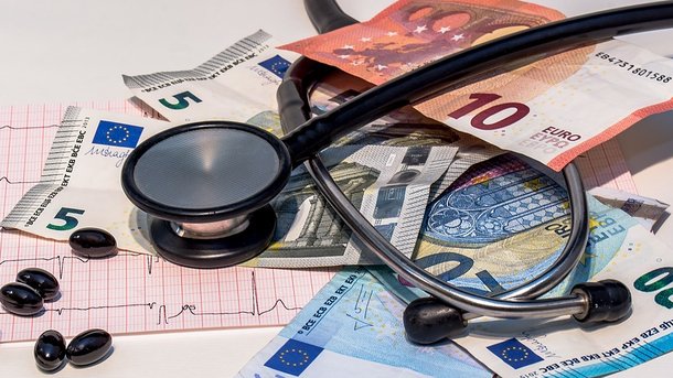 Украинцы будут официально платить врачам: какие тарифы