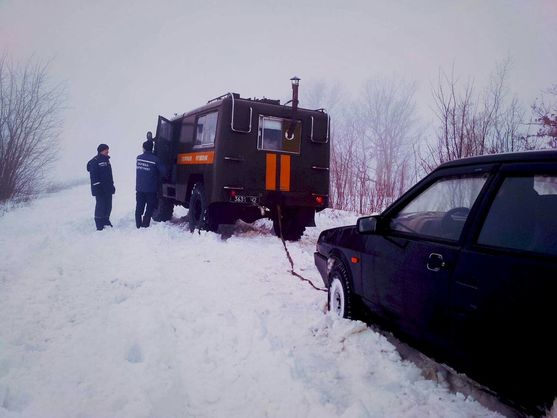 В Украине из-за снегопадов перекрывают дороги: движение ограничено в двух областях