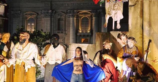 Активистка Femen показала другу Путина все, что могла. ВИДЕО