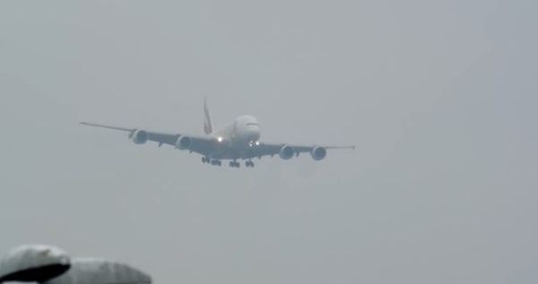 Посадку крупнейшего авиалайнера в шторм сняли на видео