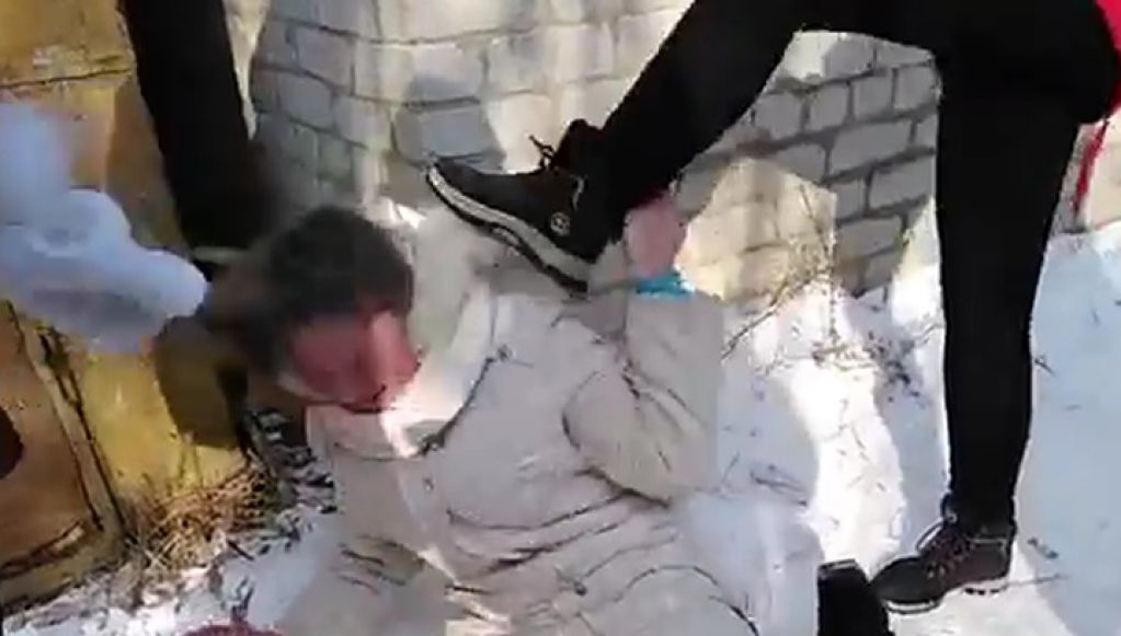 Жестокое избиение школьницы одноклассницами в России попало на видео