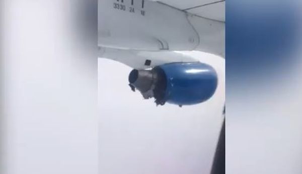 Пассажир снял разорвавшийся в воздухе двигатель самолета