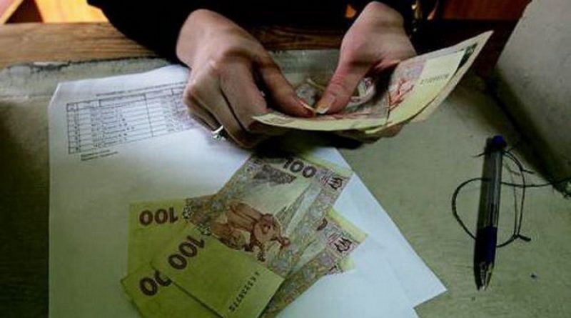 Украинцев заставят отдавать часть зарплаты