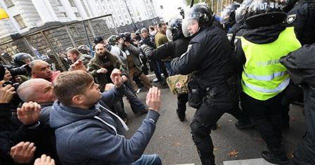 В украинских городах устроили «охоту» на полицейских, есть пострадавшие