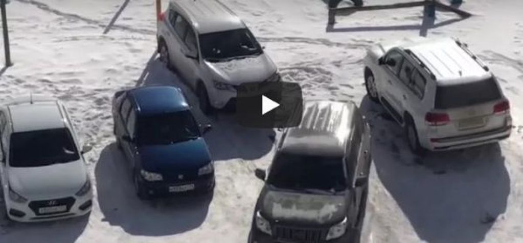 "Только не мою!" Пьяный муж разбил машину жены на парковке. ВИДЕО