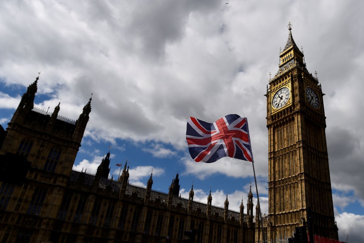 Британия высылает из страны два десятка российских дипломатов