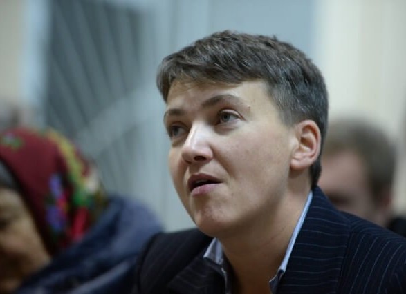 Савченко дает брифинг журналистам под стенами СБУ