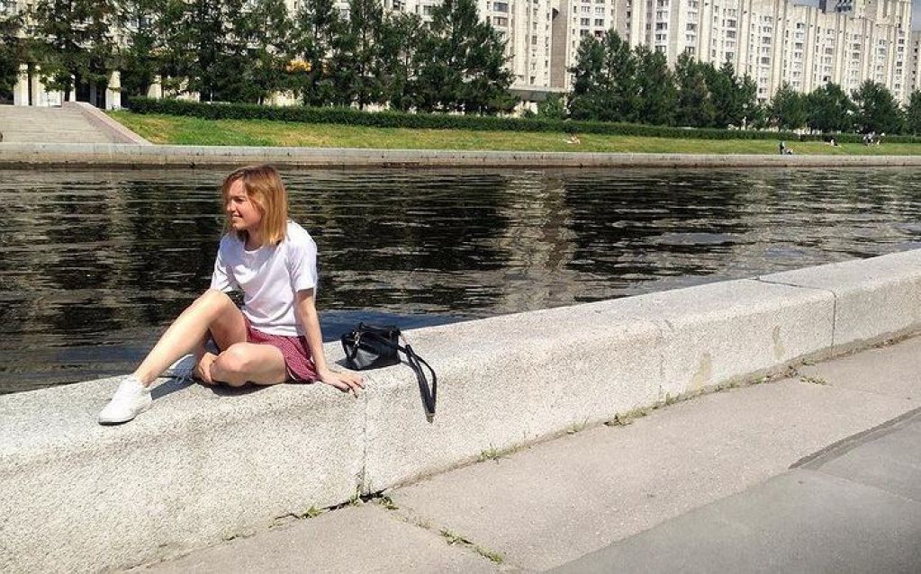 Полуголая россиянка разбилась, упав со скалы на байке