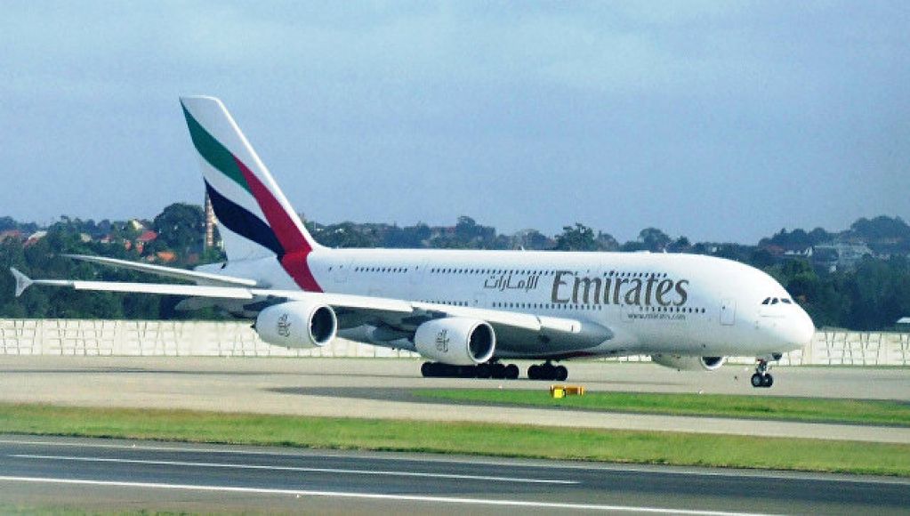 В аэропорту Уганды член экипажа Emirates выпал из самолета