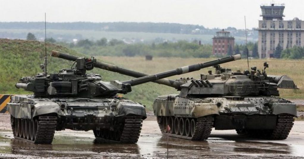 Российские военные перекрыли дорогу, людей не выпускают из поселков