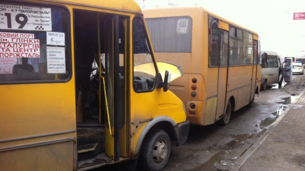 ДТП в центре Запорожья: водитель автобус замечтался и протаранил маршрутку